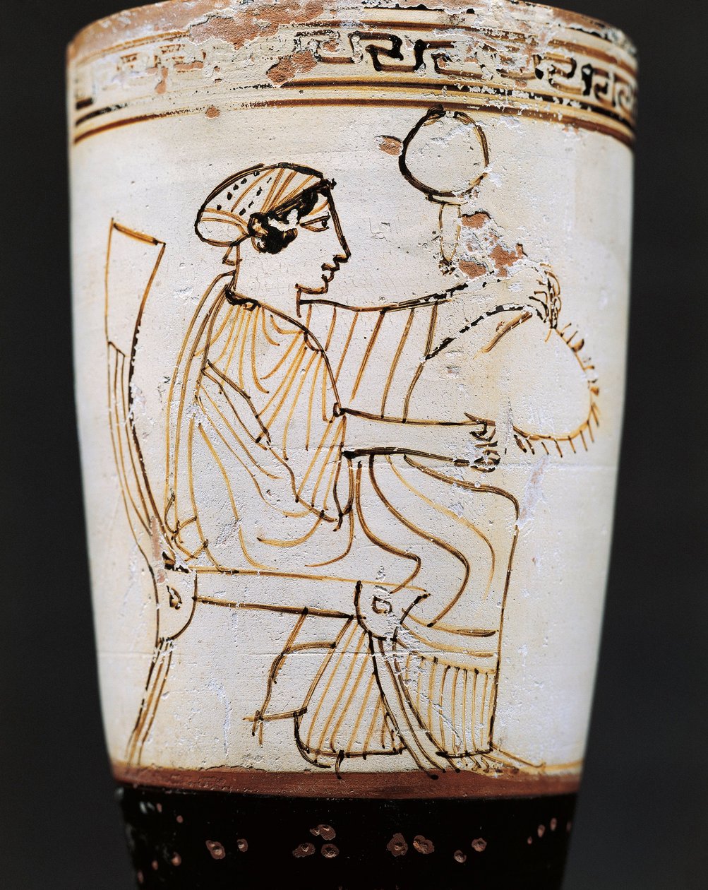 Lekythos, nádoba na olej připisovaná malíři Tymbosovi zobrazující ženu tkající korunu, 5. století př. od Tymbos Painter (attr. to)