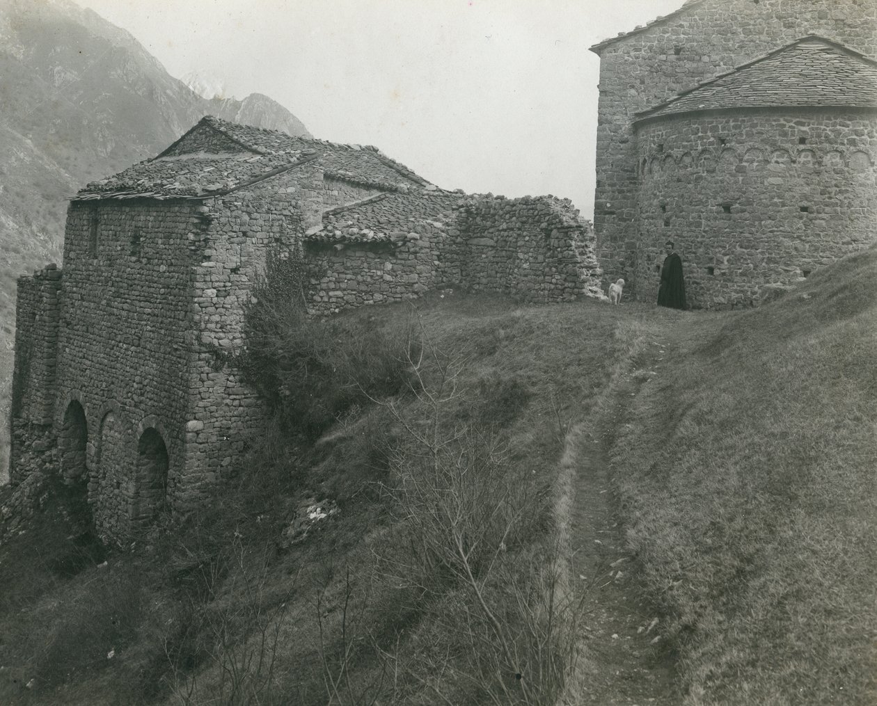 Opatství San Pietro al Monte, Civate, Lombardie, Itálie, fotografie Ugo Monneret de Villard, kolem roku 1910 od Ugo Monneret de Villard