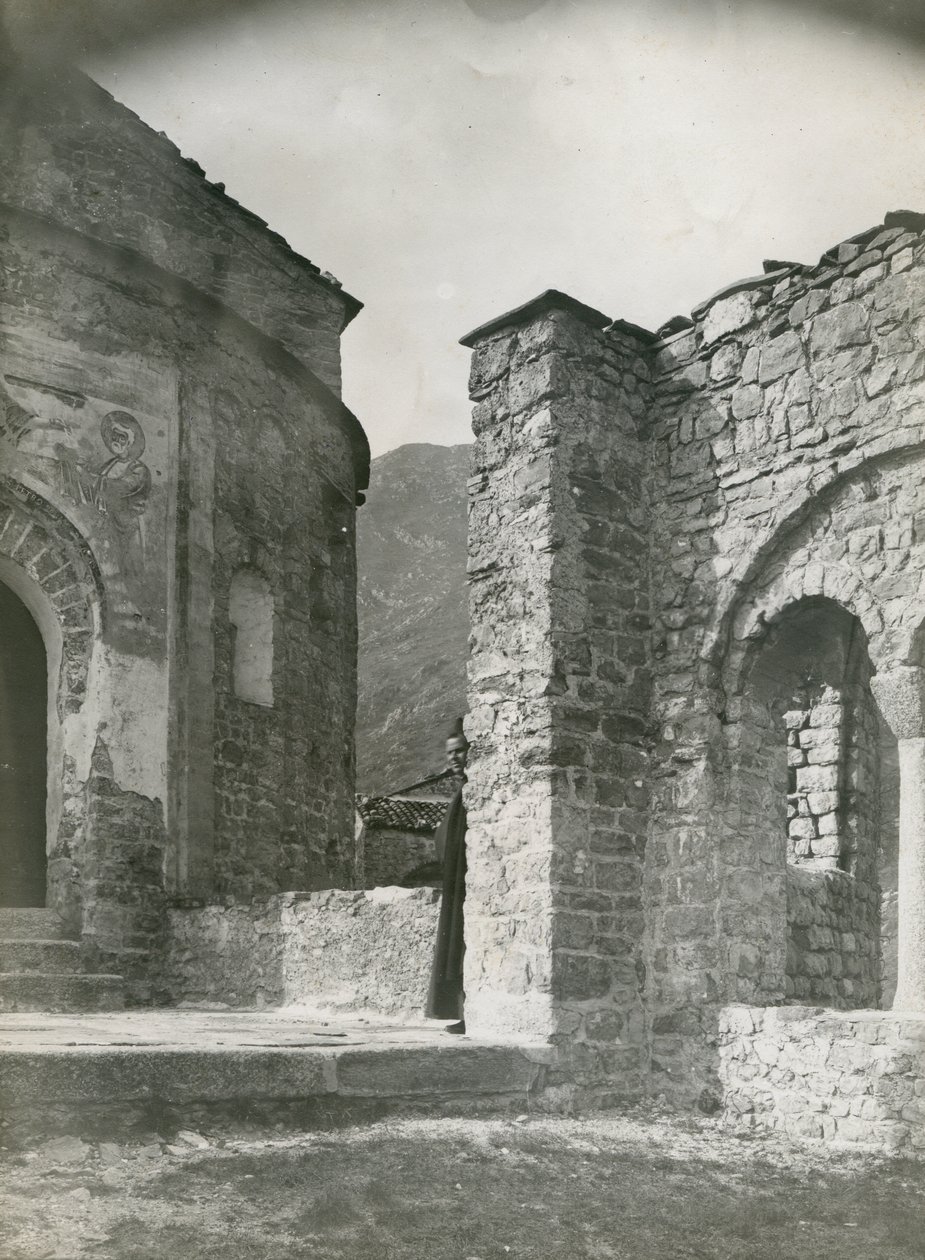 Opatství San Pietro al Monte, Civate, Lombardie, Itálie, fotografie Ugo Monneret de Villard, kolem roku 1910 od Ugo Monneret de Villard