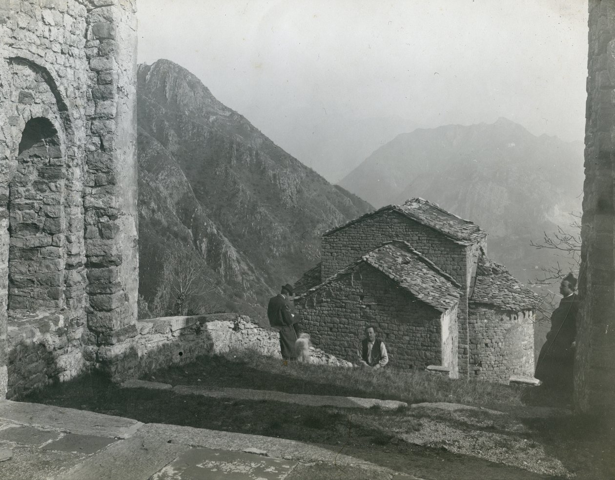 Opatství San Pietro al Monte, Civate, Lombardie, Itálie, fotografie Ugo Monneret de Villard, kolem roku 1910 od Ugo Monneret de Villard