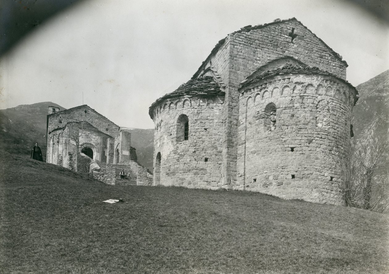 Apsida v opatství San Pietro al Monte, Civate, Lombardie, Itálie, fotografie Ugo Monneret de Villard, kolem roku 1910 od Ugo Monneret de Villard