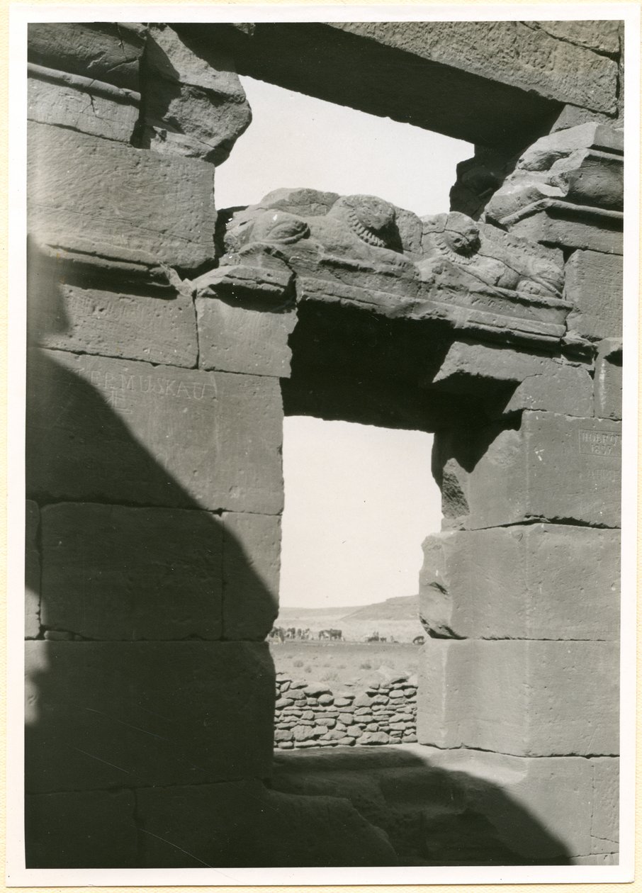 Architektura v chrámu, Naqa, Súdán, fotografie Ugo Monneret de Villard od Ugo Monneret de Villard