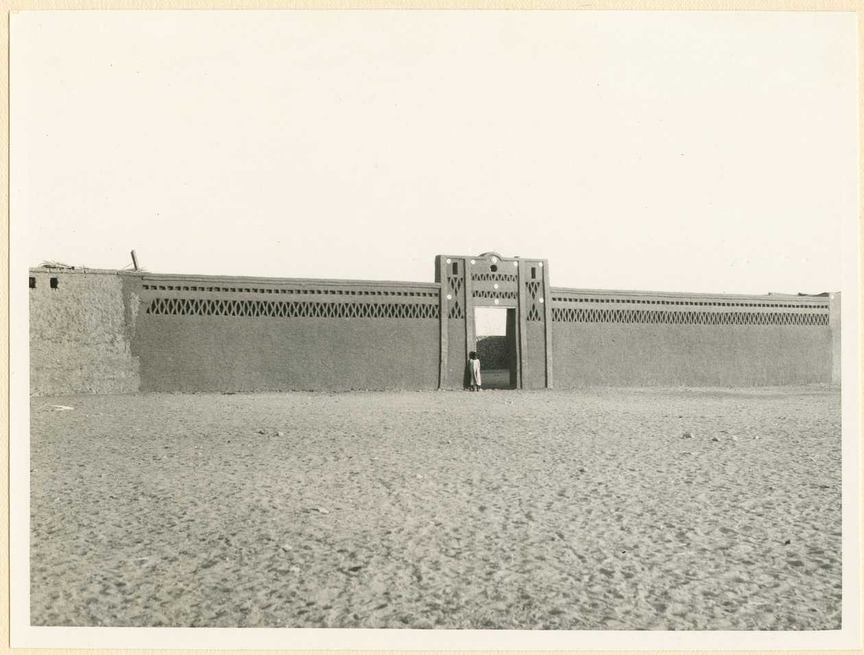Cihlová zeď, Allaqi, Egypt, fotografie Ugo Monneret de Villard, kolem roku 1925 od Ugo Monneret de Villard