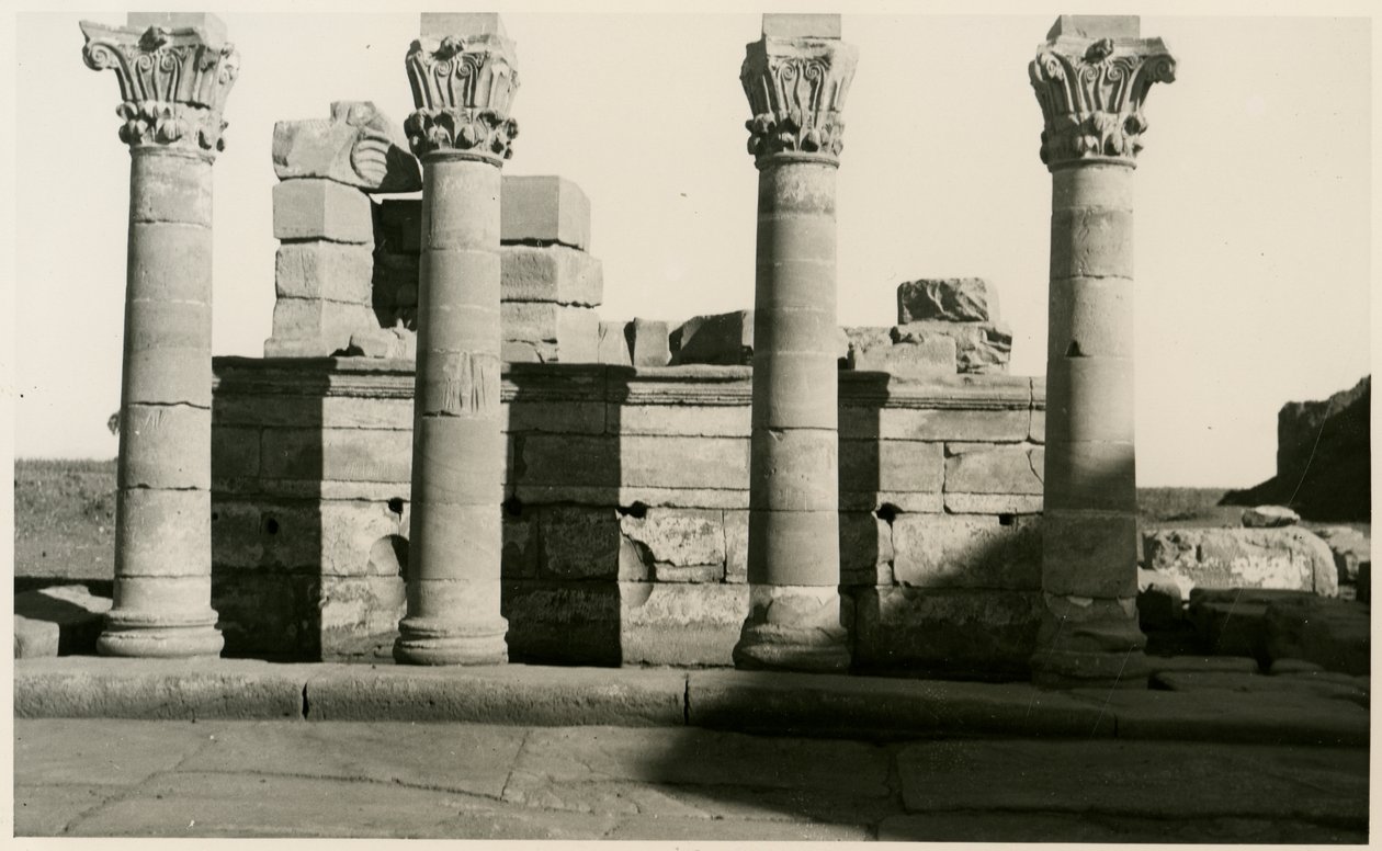 Kolonáda římského nymfea, Dendera, Egypt, fotografie Ugo Monneret de Villard od Ugo Monneret de Villard