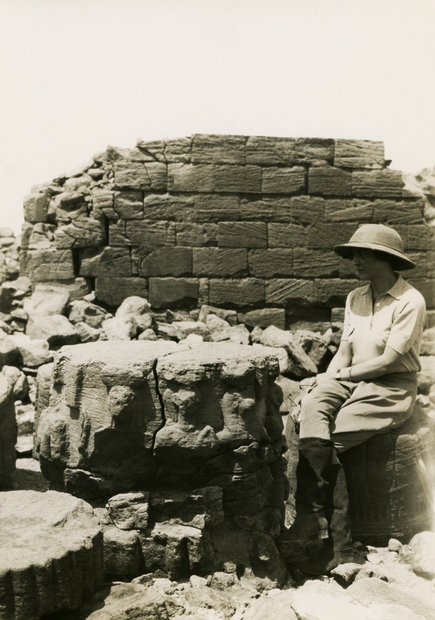 Podstavec sloupu zdobený božskými postavami, Velká ohrada, Musawwarat es Sufra, Súdán, fotografie Ugo Monneret de Villard od Ugo Monneret de Villard