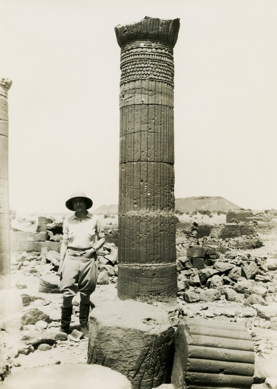 Sloup s dekorativními reliéfy, ruiny chrámu ve Velké ohradě, Musawwarat es Sufra, Súdán, fotografie Ugo Monneret de Villard od Ugo Monneret de Villard