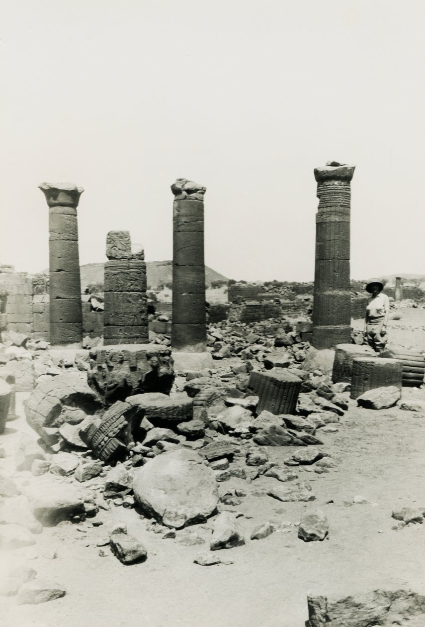 Sloupy a ruiny chrámu ve Velké ohradě, Musawwarat es Sufra, Súdán, fotografie Ugo Monneret de Villard od Ugo Monneret de Villard
