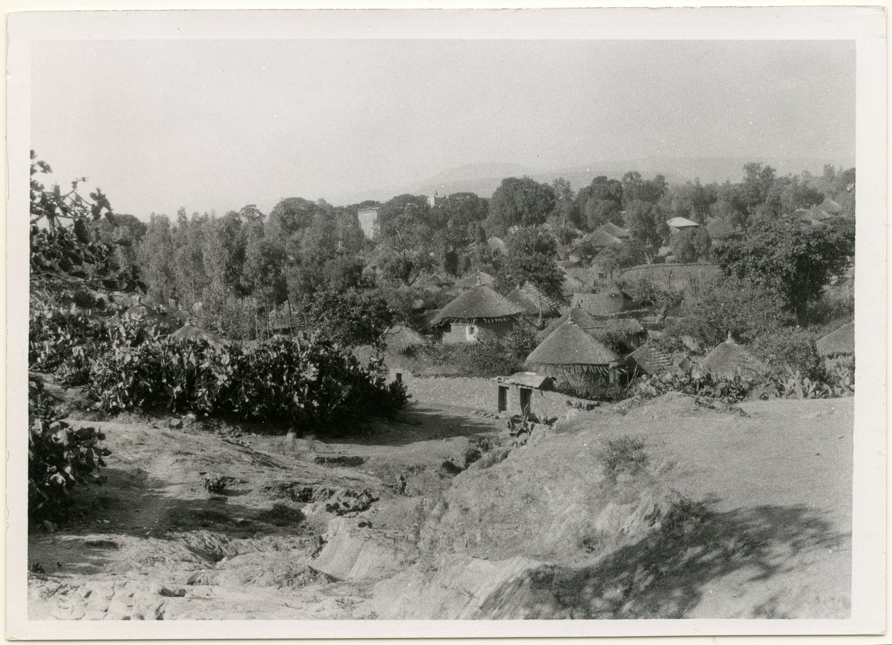 Etiopská vesnice s kruhovými doškovými domy, Axum, Etiopie, fotografie Ugo Monneret de Villard od Ugo Monneret de Villard