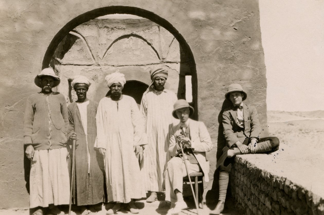 Čtyři dělníci, architekt Ferdinando Reggiori a archeolog Ugo Monneret de Villard v klášteře svatého Simeona, Asuán, Egypt, fotografie Ugo Monneret de Villard od Ugo Monneret de Villard