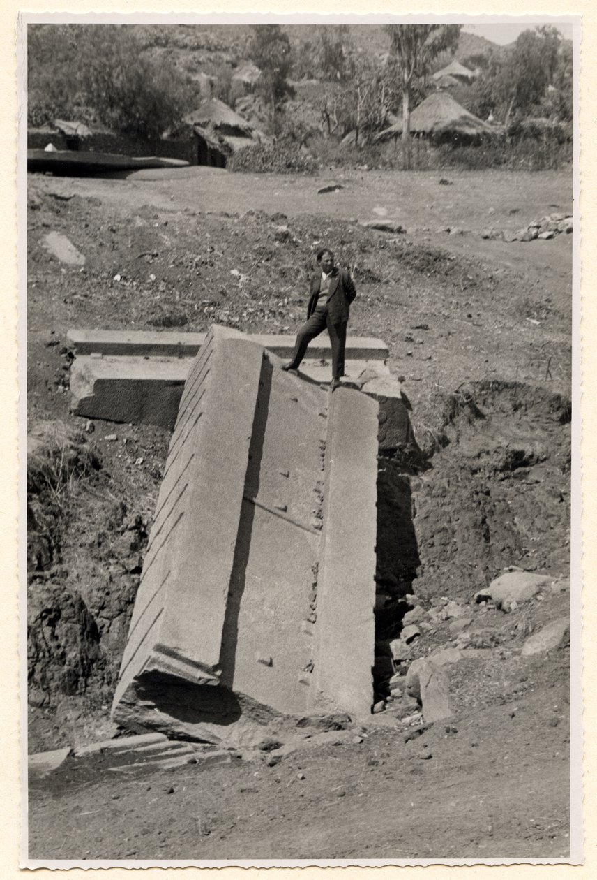 Fragment stély, Axum, Etiopie, fotografie Ugo Monneret de Villard od Ugo Monneret de Villard