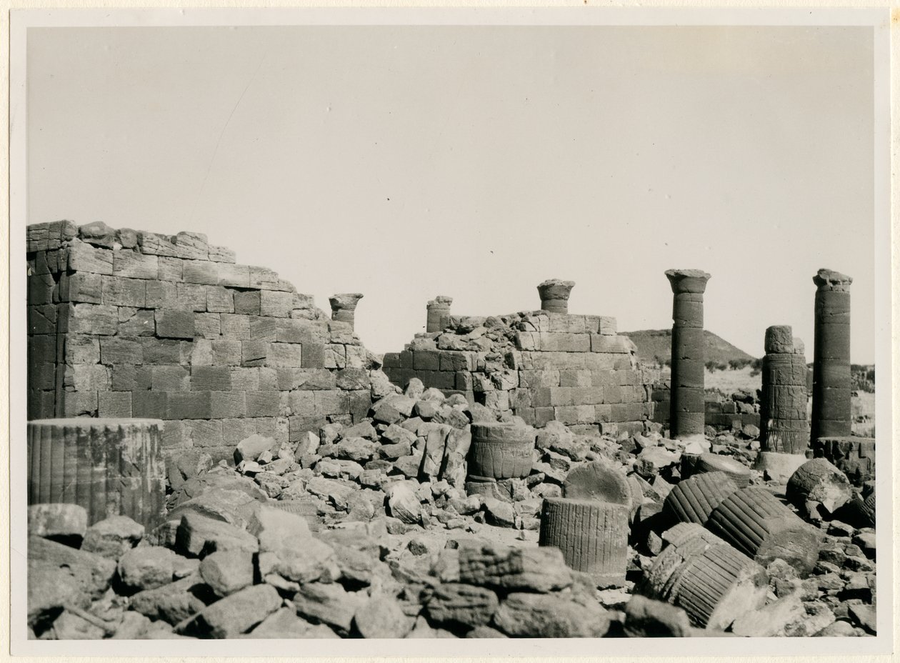 Velká ohrada, pohled na zdi a sloupy Velkého chrámu, Musawwarat es Sufra, Súdán, fotografie Ugo Monneret de Villard od Ugo Monneret de Villard