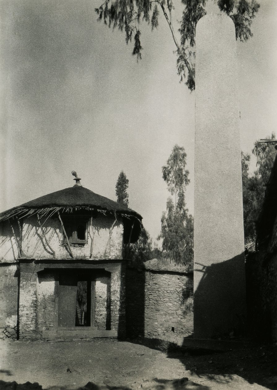Dům vedle stély, Axum, Etiopie, fotografie Ugo Monneret de Villard od Ugo Monneret de Villard