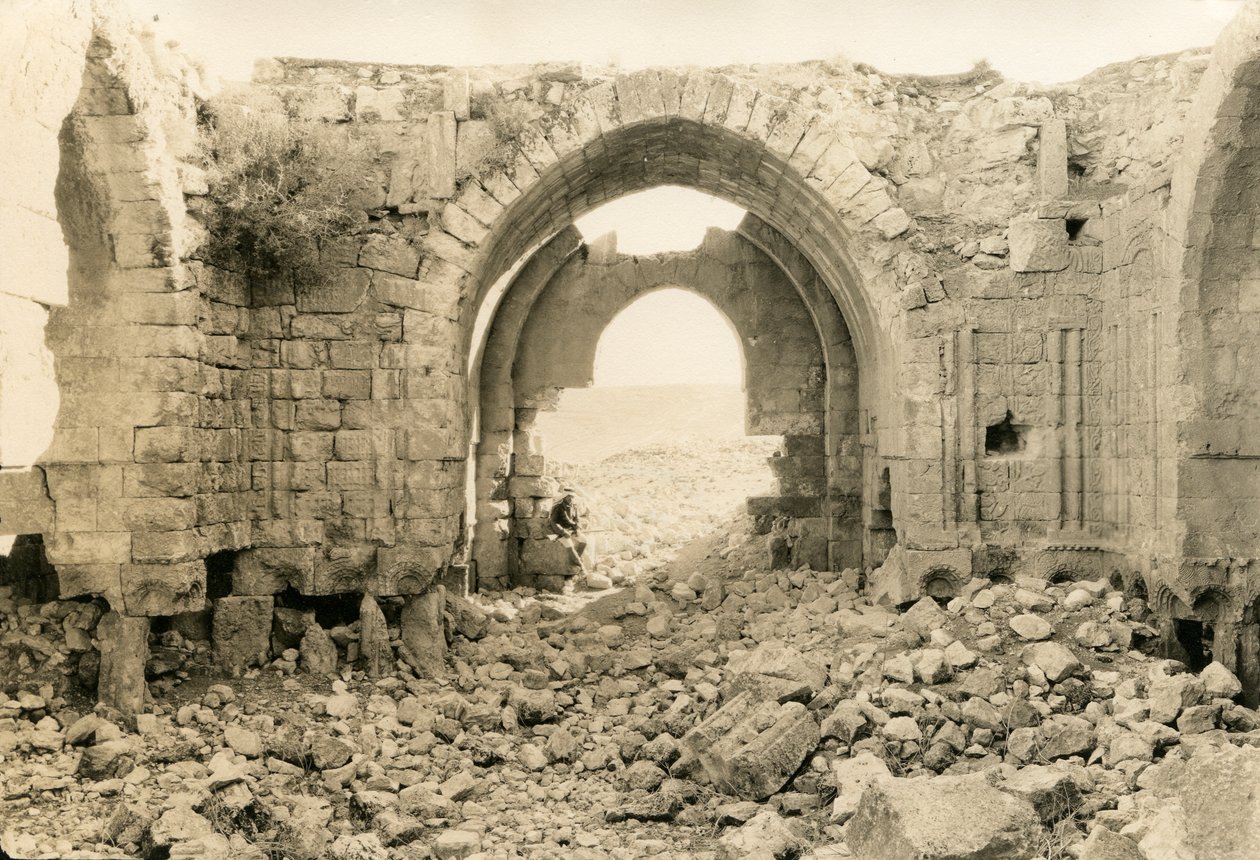 Interiér byzantské baziliky, Ammán, Jordánsko, fotografie Ugo Monneret de Villard, kolem roku 1920 od Ugo Monneret de Villard