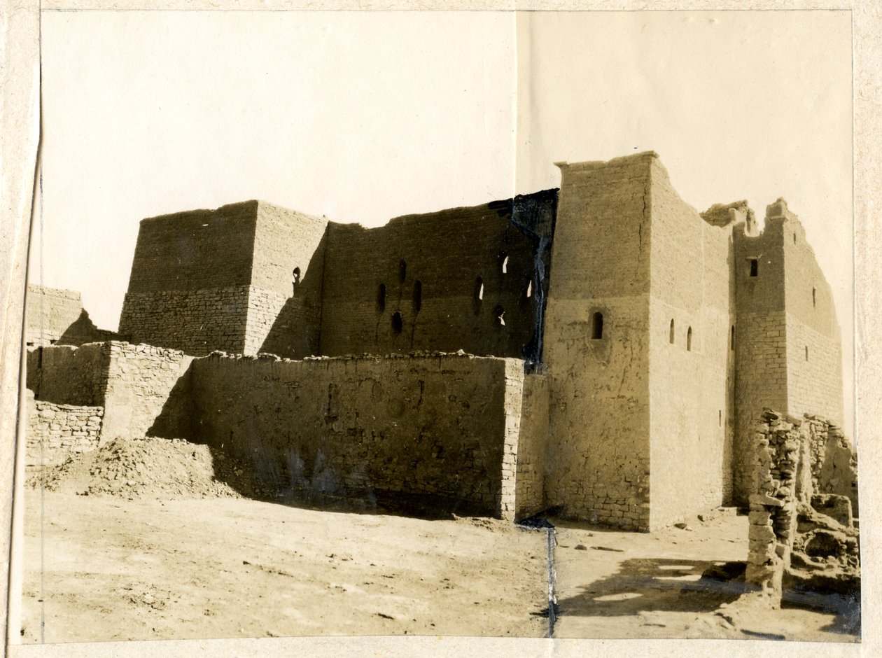 Velká strážnice (qasr) kláštera svatého Simeona, Asuán, Egypt, fotografie Ugo Monneret de Villard od Ugo Monneret de Villard