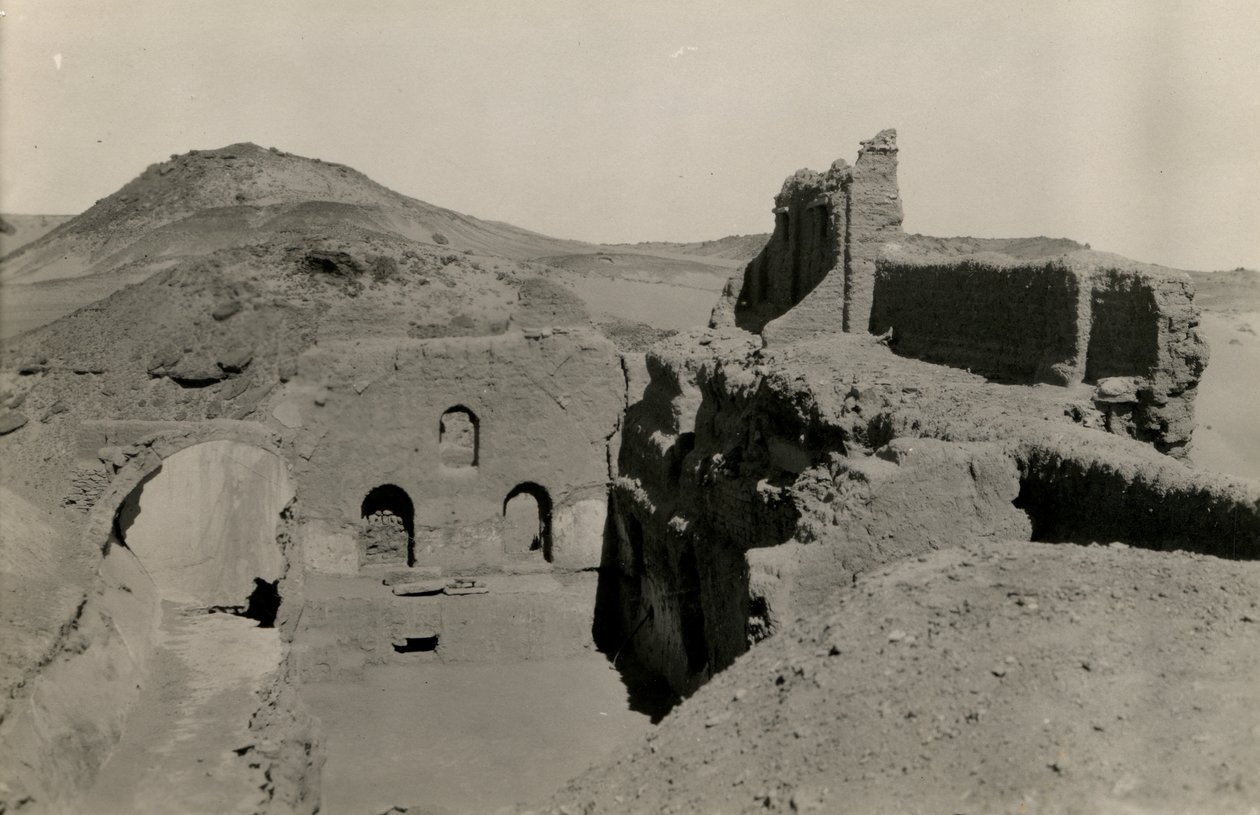 Velká pevnost (kasr) kláštera svatého Simeona, pohled na chodbu před jejím vykopáním, Asuán, Egypt, fotografie Ugo Monneret de Villard od Ugo Monneret de Villard