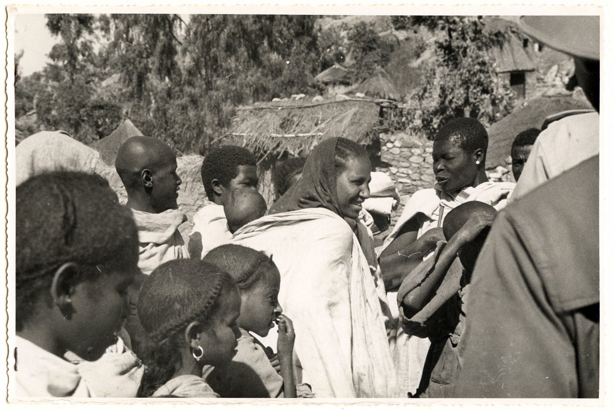 Muži, ženy a děti v Axumu, Etiopie, fotografie Ugo Monneret de Villard od Ugo Monneret de Villard