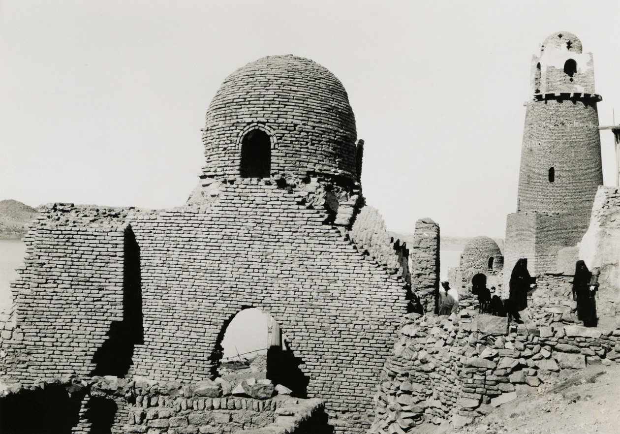 Minaret al-Mašhad al-Bahárí a ruiny mešity, poblíž Asuánu, Egypt, fotografie Ugo Monneret de Villard od Ugo Monneret de Villard
