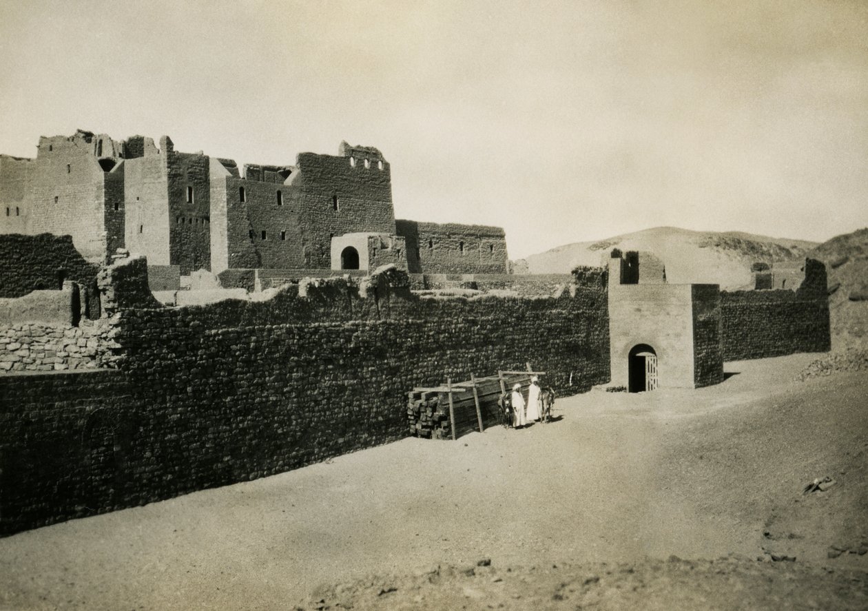 Klášter svatého Simeona, pohled zvenčí na východní zeď, Asuán, Egypt, fotografie Ugo Monneret de Villard od Ugo Monneret de Villard