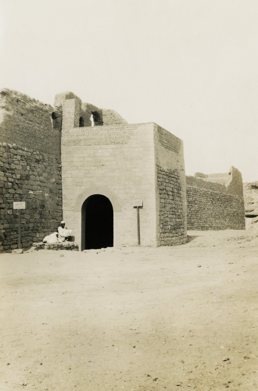 Klášter svatého Simeona, pohled na bránu a orientální věž, Asuán, Egypt, fotografie Ugo Monneret de Villard od Ugo Monneret de Villard