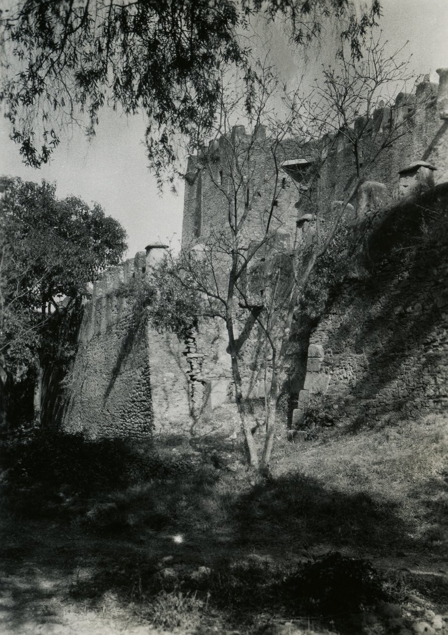 Vnější stěna kostela Panny Marie Sionské, Axum, Etiopie, fotografie Ugo Monneret de Villard od Ugo Monneret de Villard