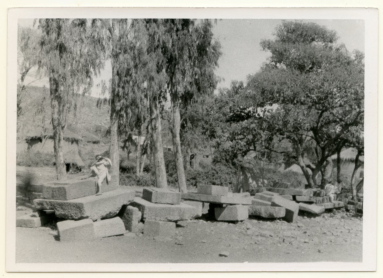 Zbytky kamenných plošin, známých také jako královské trůny, Axum, Etiopie, fotografie Ugo Monneret de Villard od Ugo Monneret de Villard