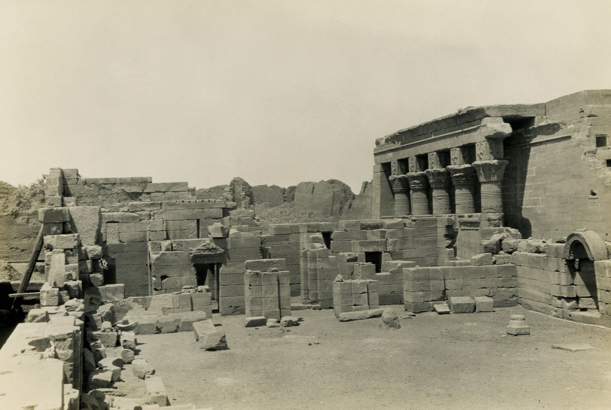 Zřícenina koptského kostela u chrámu Hathor, Dendera, Egypt, fotografie Ugo Monneret de Villard od Ugo Monneret de Villard