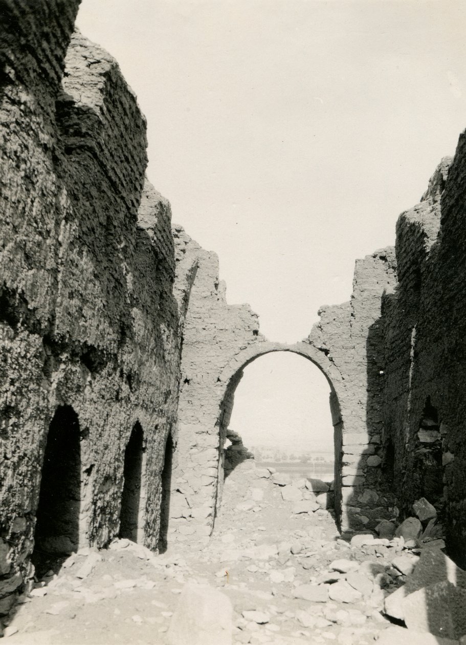 Zřícenina kostela u řeky Nilo, pohled do interiéru, Adendan, Egypt, fotografie Ugo Monneret de Villard od Ugo Monneret de Villard