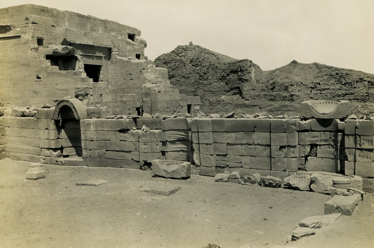 Zřícenina koptského kostela u chrámu Hathor, Dendera, Egypt, fotografie Ugo Monneret de Villard od Ugo Monneret de Villard