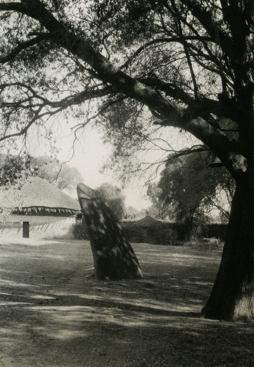 Stéla v Axumu, Etiopie, fotografie Ugo Monneret de Villard, asi 1937 od Ugo Monneret de Villard