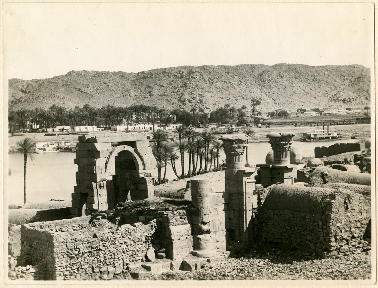 Osirisův chrám, před obnovou, ostrov Bigeh, Egypt, fotografie Ugo Monneret de Villard od Ugo Monneret de Villard