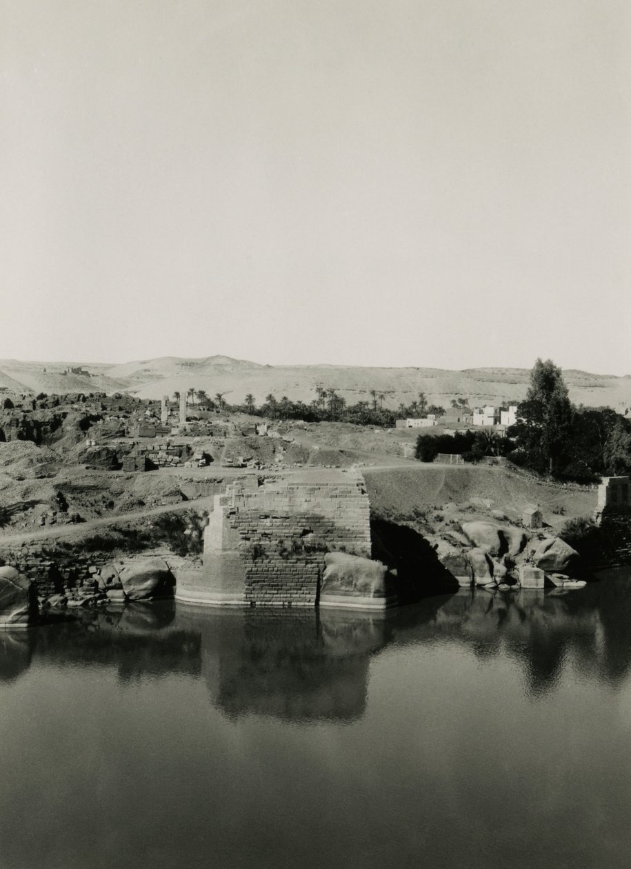 Chrámové ruiny na ostrově Elephantine s Kleopatřinou lázní v popředí, Asuán, Egypt, fotografie Ugo Monneret de Villard od Ugo Monneret de Villard