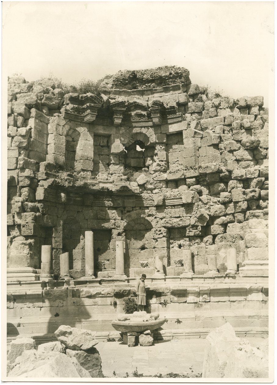 Nymfeum, řecko-římské město Gerasa (dnes Jerash), fotografie Ugo Monneret de Villard, asi 1930 od Ugo Monneret de Villard