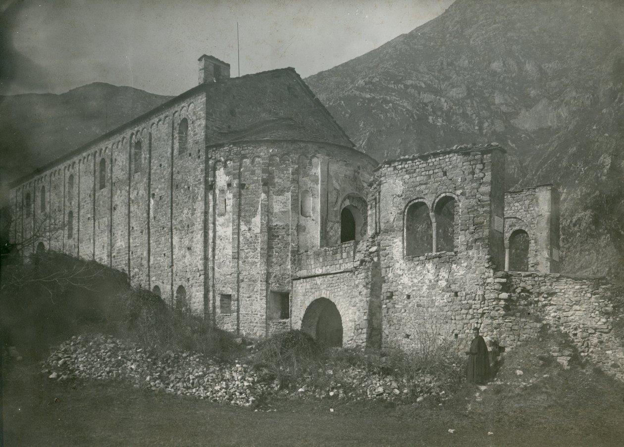 Pohled na opatství San Pietro al Monte, Civate, Lombardie, Itálie, fotografie Ugo Monneret de Villard, kolem roku 1910 od Ugo Monneret de Villard