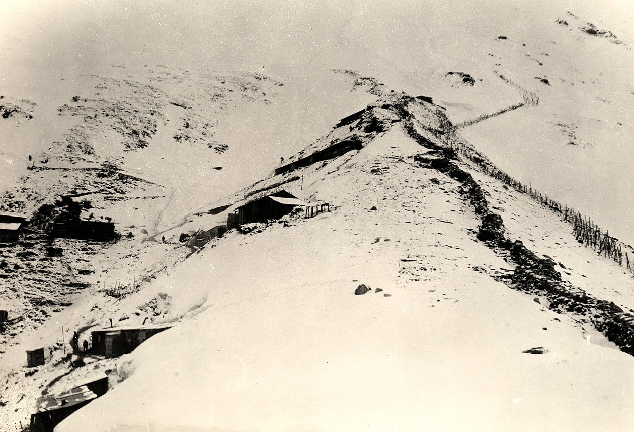 Příkopy a ploty na svazích Monte Nero během první světové války (č/b foto) od Ugo Ojetti
