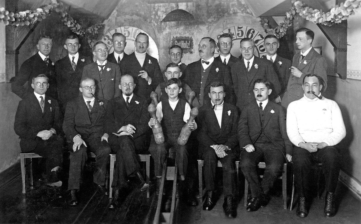 Biologové BAH z meziválečného období na konci roku 1927 bowling s akademiky od Unbekannt Unbekannt