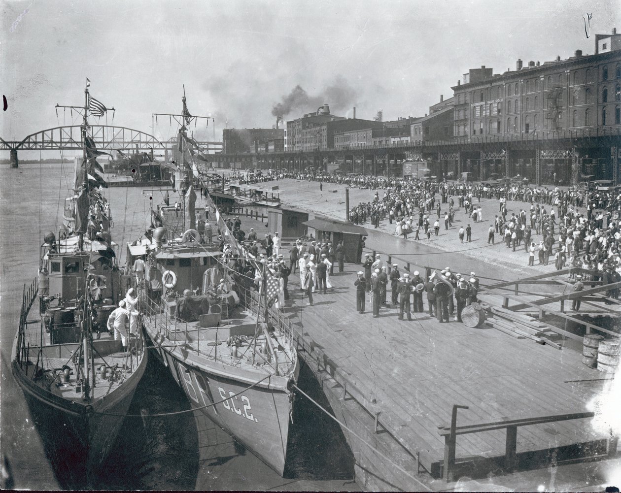 Dav na nábřeží pozdravující protiponorkovou flotilu amerického námořnictva na demonstrační návštěvu. 13. června 1919 od Unbekannt Unbekannt