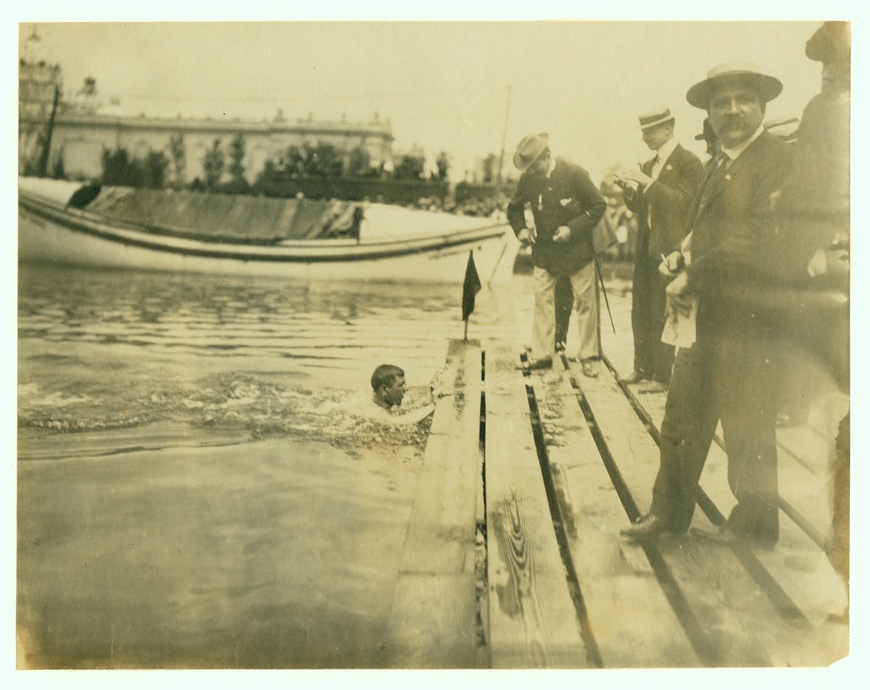 E. Rausche z Německa vyhrál mistrovství v plavání na jedné míli, olympijské hry 1904 od Unbekannt Unbekannt