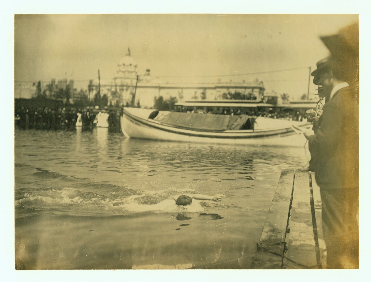 Horizontální fotografie aswimmera, který se chystá dosáhnout cílové plošiny od Unbekannt Unbekannt
