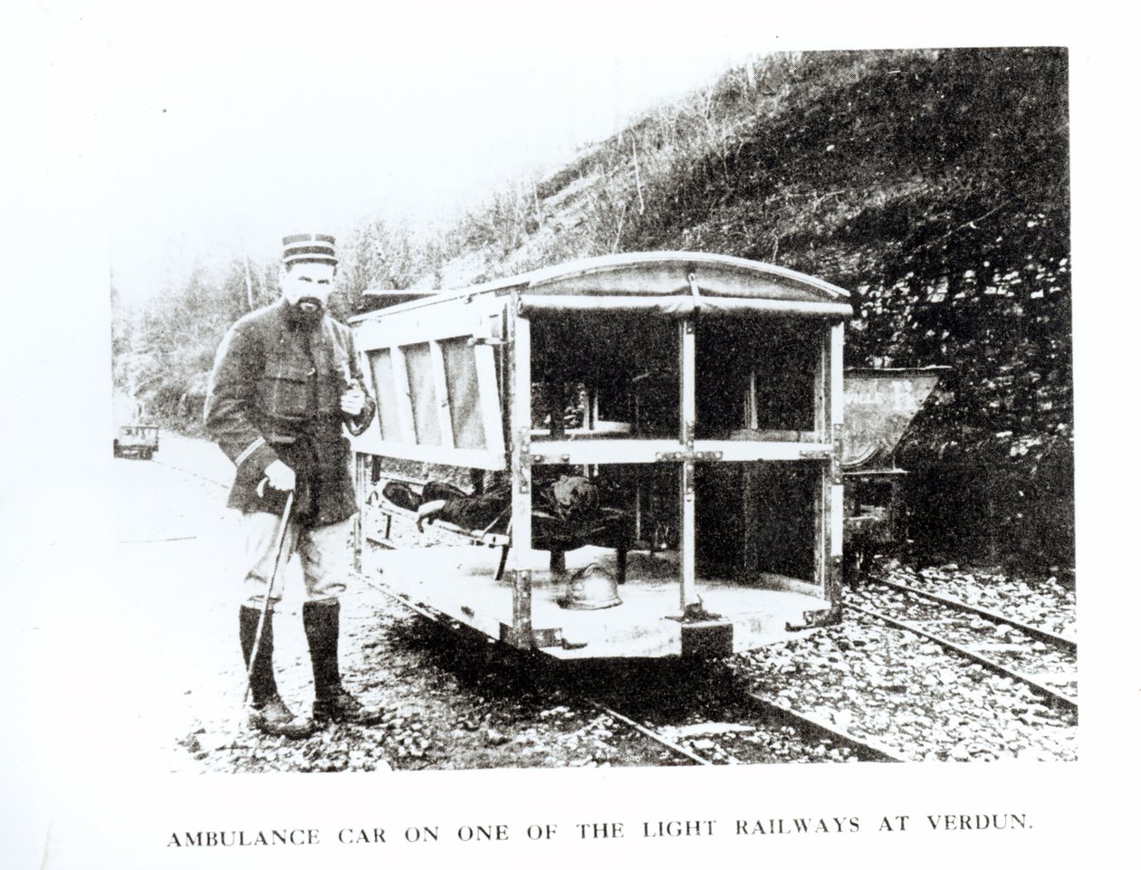 Sanitní vůz na jedné z lehkých železnic ve Verdunu, c.1916 od Unbekannt Unbekannt
