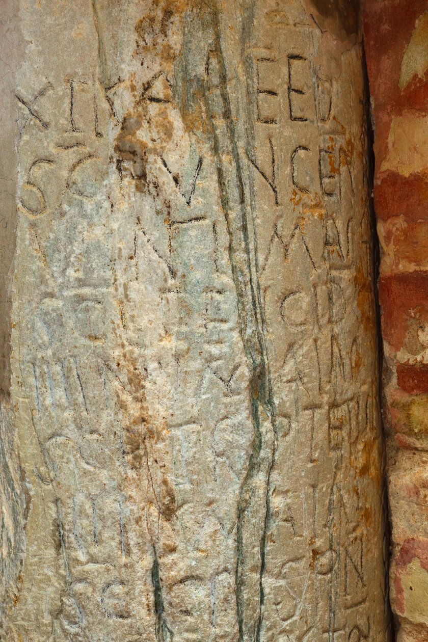 Carmona, provincie Seville, Španělsko. Prioral de Santa Maria. Převorství Santa Maria. Vizigótský kalendář ze 6. století vyřezaný do sloupu na terase Orange Tree. od Unbekannt Unbekannt
