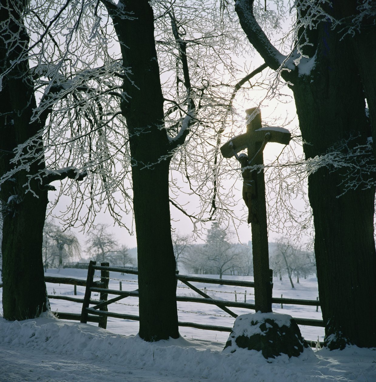 Kříž ve sněhu poblíž Winterberg, Německo od Unbekannt Unbekannt