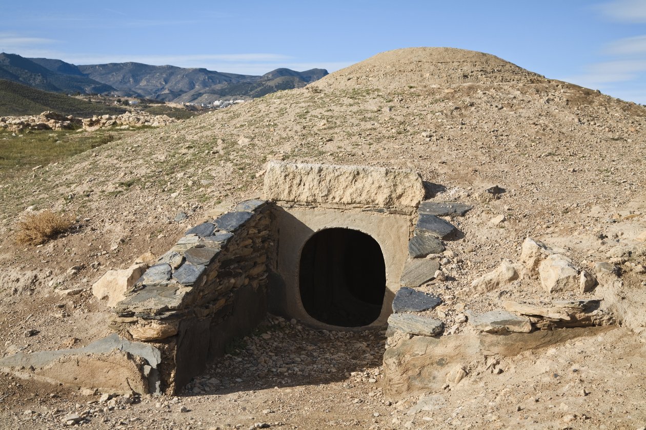 Vchod do zrekonstruované kruhové hrobky v oblasti Necropolis, Los Millares, poblíž Santa Fe Mondujar (foto) od Unbekannt Unbekannt