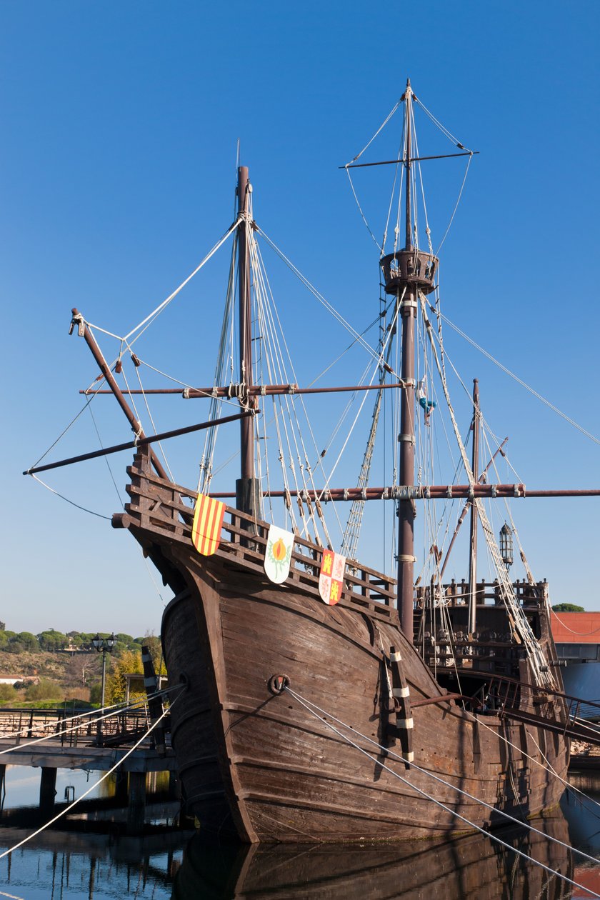 Repliky lodí, na kterých Kolumbus vyplul do Ameriky, v El Muelle de las Carabelas neboli Přístavišti karavel v Palos de la Frontera, provincie Huelva, Andalusie, jižní Španělsko. od Unbekannt Unbekannt
