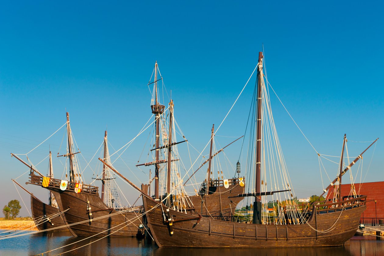 Repliky lodí Columbus plul do Ameriky v El Muelle de las Carabelas nebo The Wharf of the Caravels v Palos de la Frontera, provincie Huelva, Andalusie, jižní Španělsko. od Unbekannt Unbekannt