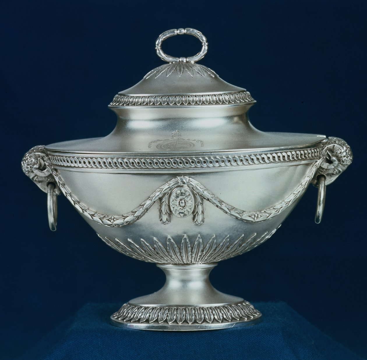 Nádoba na omáčky, Jedna z páru, reprodukce návrhu Roberta Adama o rok dříve na mísu na polévku, vyrobený John Carter, Londýn, 1774 stříbro od Unbekannt Unbekannt