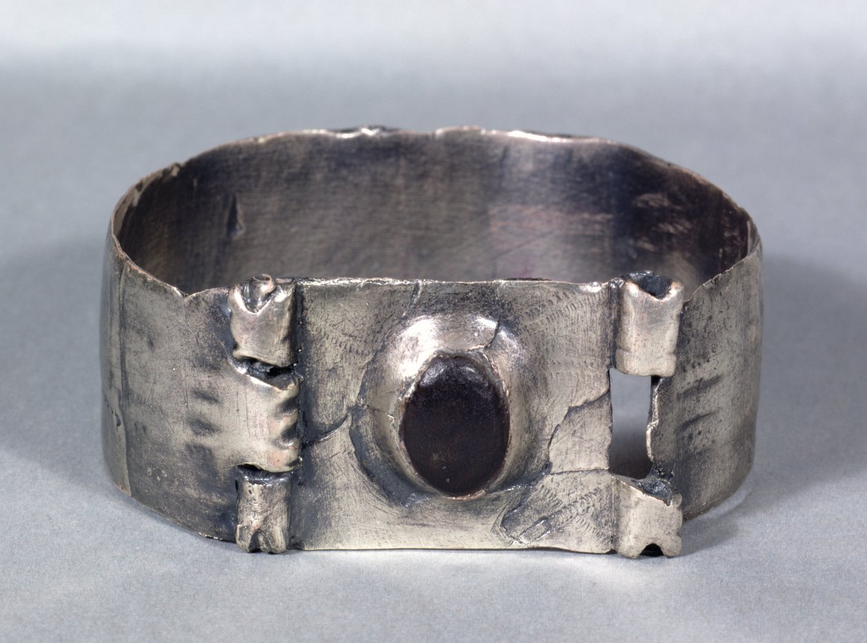 Stříbrný náramek s vsazeným granátem cabuchon, z Aesica Hoard, Great Chesters, polovina 1. až počátek 2. století našeho letopočtu od Unbekannt Unbekannt