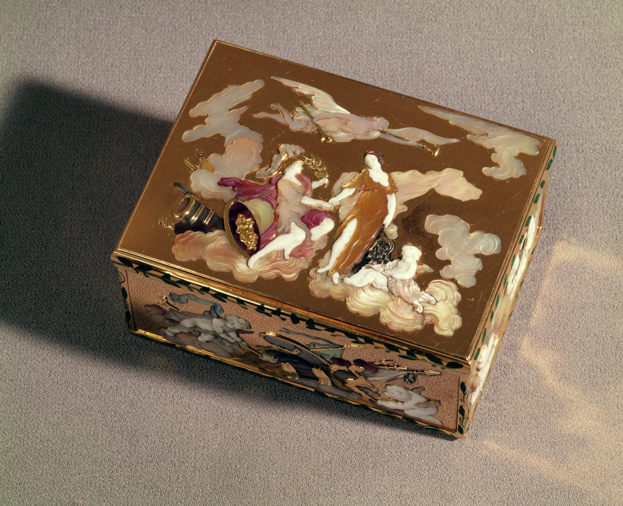 Tabatěrka ze smaltovaného zlata a barevné perleti, Paříž, 1747-48; tabatěrka v podobě soudku, Paříž, 1754, zlato a perleť od Unbekannt Unbekannt