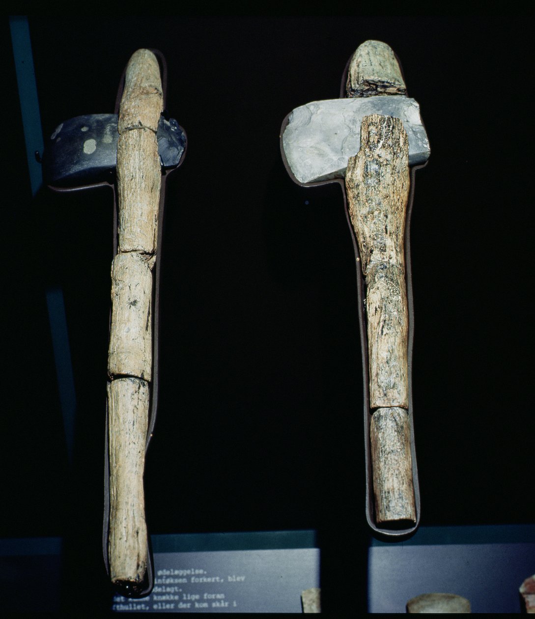 Kamenné sekery, prehistorické (kámen a dřevo) od Unbekannt Unbekannt