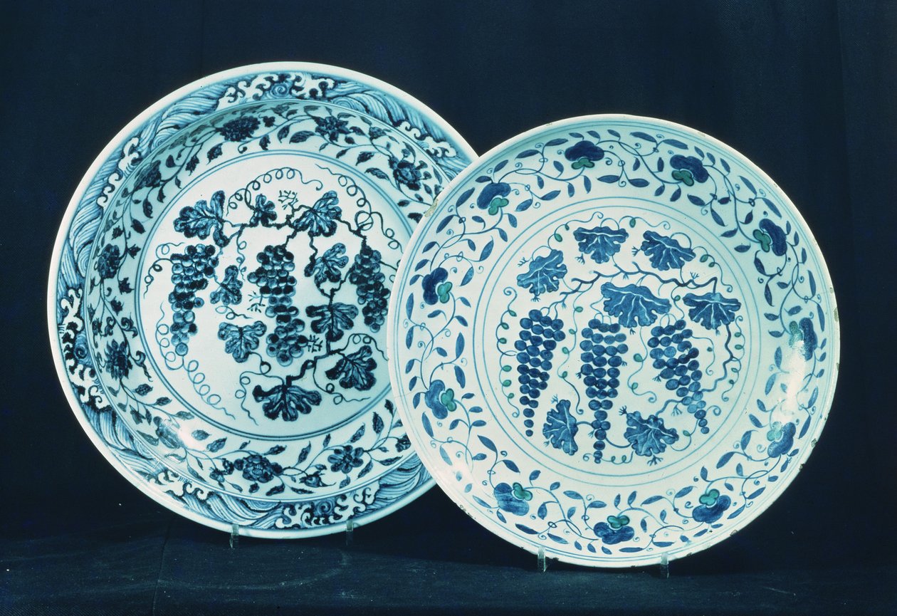 Vliv čínského porcelánu na keramiku Blízkého východu: Top - Číňan, Ming, počátek 15. století. Dole: turečtina, počátek 17. století od Unbekannt Unbekannt