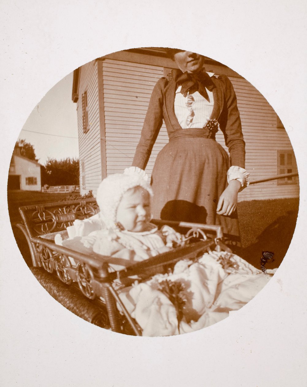 Neznámý fotograf - dítě v kočáře, žena stojící za ním od Unbekannt Unbekannt